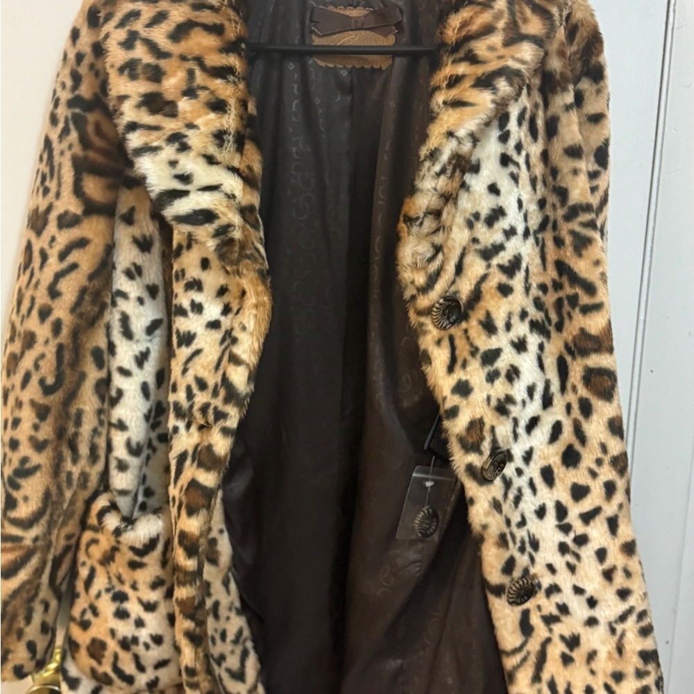 NWOT  Gorgeous GUESS Faux Fur coat/jacket
#cheetah #sexy
